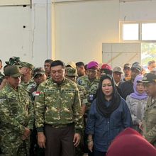 Panglima TNI Dampingi Menhan RI Tinjau Langsung Pengungsi Banjir di Pidie Jaya, Aceh