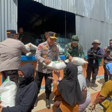 Kapolda Sumut dan Pangdam Bagi-bagi Beras ke Korban Bencana Tapteng