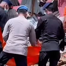 Kisah Sedih Anggota Brimob Polda Sumut, Evakuasi Jenazah Lansia Ternyata Ibu Sendiri