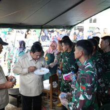 Momen Prabowo Santap Sepiring Nasi Goreng Buatan Dapur Umum Pengungsi di Agam