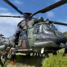 Mendarat di Lereng Bukit, Helikopter Caracal TNI Angkatan Udara Salurkan Bantuan ke Nagari Sungai Limau