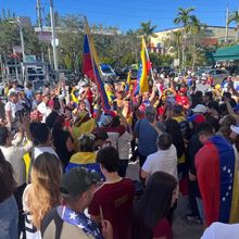 Warga Venezuela di AS Rayakan Penangkapan Maduro dengan Menari dan Bernyanyi di Jalanan