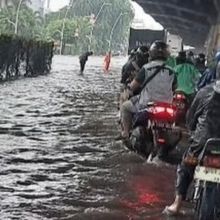 Update Banjir Jakarta Siang Ini: 143 RT Paling Banyak di Jakbar dan 16 Ruas Jalan Masih Tergenang