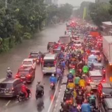 Puluhan PPSU dan Satgas SDA Tangani Banjir di Jalan DI Panjaitan