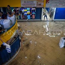 Penampakan Pasar Cipulir Kebanjiran Akibat Tembok Jebol