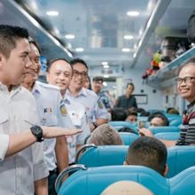 Seskab Teddy Tinjau Kereta Rakyat, Tarif Turun dan Fasilitas Meningkat