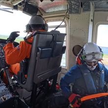 Terjebak Di Bawah Tebing, 2 WNA Dievakuasi Menggunakan Helikopter