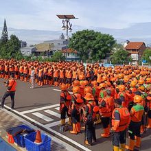 DLH DKI Kerahkan 1.400 Petugas Kebersihan saat May Day di Monas