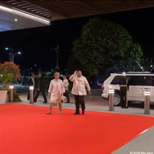 Hadiri Gala Dinner KTT ASEAN, Prabowo Kenakan Barong Filipina dan Naik Maung