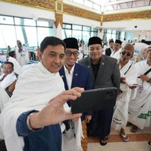 Wamen Haji Dahnil dan Kawendra Lepas 2.960 Jamaah Haji Jember di Juanda, Terbanyak di Jatim