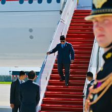 Seskab Teddy: Prabowo akan Salat Idul Adha dan Silahturahmi dengan WNI di Wisma KBRI Paris