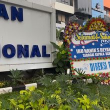 Karangan Bunga Berjejer di Kantor BGN Usai Pergantian Pimpinan