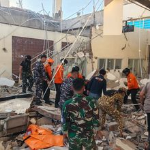 TNI Kerahkan Personel, Hercules, dan KRI Bantu Masyarakat Terdampak Gempa NTT