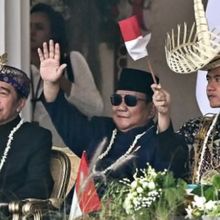 Momen Akrab Prabowo Diapit Jokowi dan Gibran Saat Upacara HUT ke-81 RI