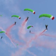 17 Penerjun Kopassus dan Kekuatan Alutsista Udara Semarakkan HUT ke-81 Kemerdekaan RI