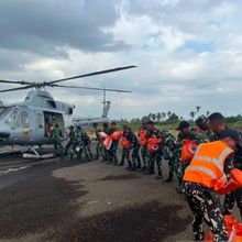 Helikopter TNI AL Distribusikan 400 Kg Bantuan Pangan ke Wilayah Gempa NTT