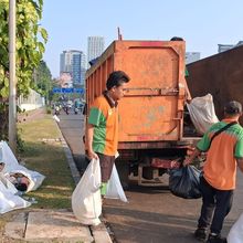 35,24 Ton Sampah Diangkut Usai Demo di DPR