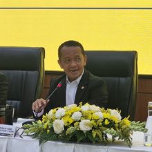 Bahlil Buka-bukaan Nasib Impor BBM dari Singapura di Tengah Pemangkasan Ekspor Gas