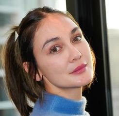 Luna Maya Ikut Sentil Kenaikan Gaji DPR: Tunjangan Komunikasi Rp15 Juta, Kok Masih Susah Denger