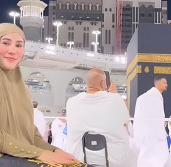 Tangis Isa Zega di Depan Ka'bah: Nikita Sudah Jahat dan Dzolim ya Allah