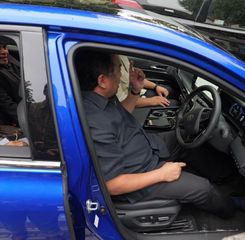Rachmat Gobel Jajal Mobil Hidrogen, Serukan Kesetaraan Bagi Kendaraan Ramah Lingkungan