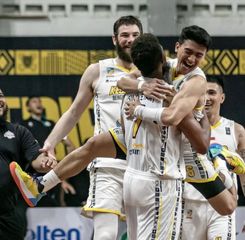 Tembakan Penentu Michael Singletary Bawa Kesatria Menang Dramatis atas Satria Muda 81-79