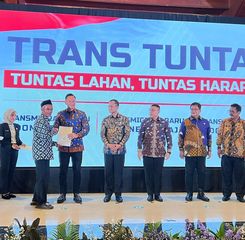 AHY Serahkan 1.120 SHM ke Transmigran, Program Kementerian Transmigrasi