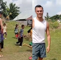 Momen Emil Audero Main Bola Bareng Bocah-bocah di Lombok
