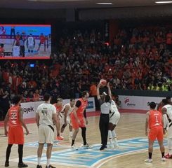 Dewa United Unggul Telak 50-33 atas Pelita Jaya di Babak Pertama Final IBL 2025