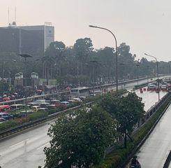 Prakiraan Cuaca Jakarta Kamis: Hujan Ringan Berpotensi Guyur Siang hingga Sore Hari