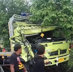 Truk Fuso dan Truk Elpiji Tabrakan di Cikembar Sukabumi, Bagian Depan Hancur Parah