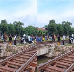 Mobil Warga Jakarta Dihantam Kereta Sampai Ringsek di Indramayu