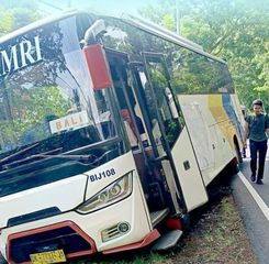 Bus Damri AKAP Alami Kecelakaan di Jalur Denpasar–Gilimanuk