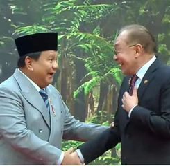 Prabowo Disambut Hangat PM Anwar Ibrahim di KTT ASEAN