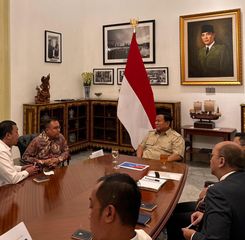 Prabowo Bahas Stabilitas Politik dan Penguatan Investasi Bersama Sejumlah Tokoh di Istana Merdeka