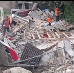 VIDEO: Rumah 2 Lantai di Sukabumi Tiba-tiba Ambruk