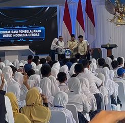 Prabowo Luncurkan Digitalisasi Pembelajaran untuk Indonesia Cerdas di SMPN 4 Bekasi