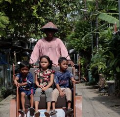 30 Tahun Narik Becak, Lansia 65 Tahun Gembira Dapat Becak Listrik dari Prabowo