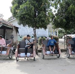 Lansia di Tangerang Dapat Bantuan Becak Listrik dari Prabowo: Enak Nggak Gowes Lagi