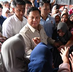 Sholawat Berkumandang saat Prabowo Datang di Posko Pengungsian MAN 1 Langkat