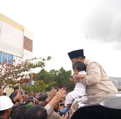 Momen Prabowo Gendong Balita di Takengon Penuh Haru, Diunggah Sang Ibu