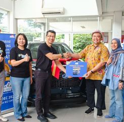 Daihatsu Rocky Hybrid Resmi Diserahkan ke Pemenang Undian Astra Auto Fest 2025
