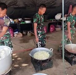 Potret TNI yang Serba Bisa di Lokasi Bencana: Memasak, Cat Masjid hingga Jadi Suster Dadakan