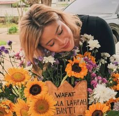 Tangis Awkarin Saat Ziarah ke Makam Lula Lahfah: Harusnya Ikut Ke Melbourne Aja