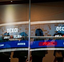 IHSG Dibuka Menghijau ke 8.351, Rupiah Menguat Rp16.744 per Dolar AS