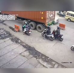 VIDEO: Rekaman CCTV Pemotor Terlindas Truk di Kawasan Dayeuhkolot