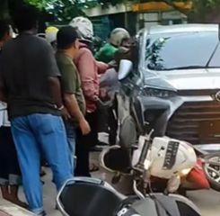 Sebuah Mobil Diamuk Massa di Pintu Keluar Ruko Bekasi Mas