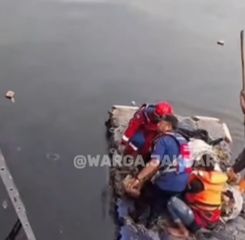 VIDEO: Pria Tercebur Kali Mokervart, Evakuasi Berjalan Dramatis
