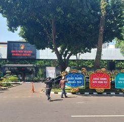 Karangan Bunga Dukungan untuk Polri Mejeng di Depan Gedung Ditreskrimsus Polda Metro
