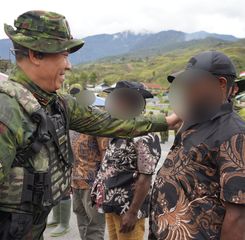 4 Anggota OPM Puncak Jaya Pilih Damai, Serahkan Senjata dan Kembali ke Masyarakat